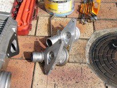 強化型(奥)は下側の穴が塞がっている 強化型(奥)は下側の穴が塞がっている