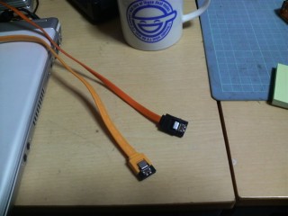 手前が純正、奥が「安物」・・・(ノ ゜Д゜)ノ ==== ┻━━┻ 手前が純正、奥が「安物」・・・(ノ ゜Д゜)ノ ==== ┻━━┻