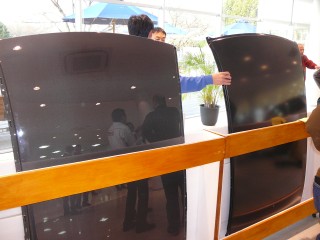 左がカーボン。裏側はリムの成型など、結構鉄とは異なる構造 左がカーボン。裏側はリムの成型など、結構鉄とは異なる構造