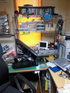 モニタがギリギリ! モニタがギリギリ!