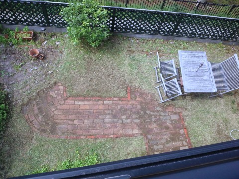 通路部分だけ完了。テーブルの周囲やBBQ用のエリアが(;´Д`) 通路部分だけ完了。テーブルの周囲やBBQ用のエリアが(;´Д`)