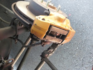 押さえる金具の形状が違う。 押さえる金具の形状が違う。