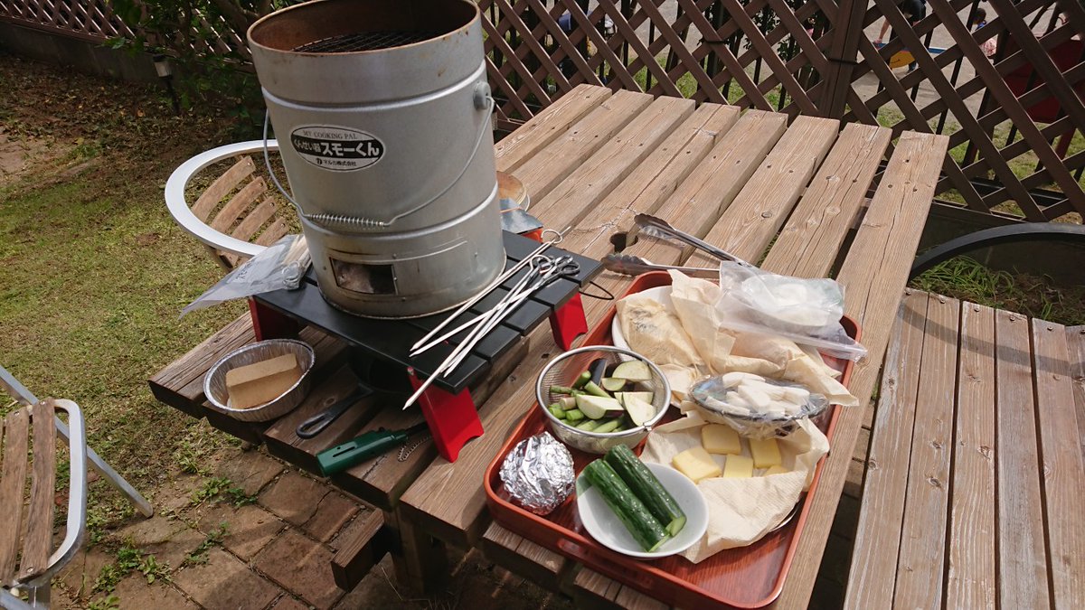 勢いで買ってある燻製器や材料。。。 勢いで買ってある燻製器や材料。。。